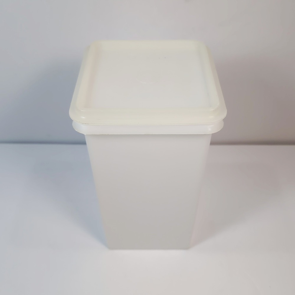 Vintage Tupperware #1314-1 Saltine Cracker Keeper with #1315-2 Lid / Seal